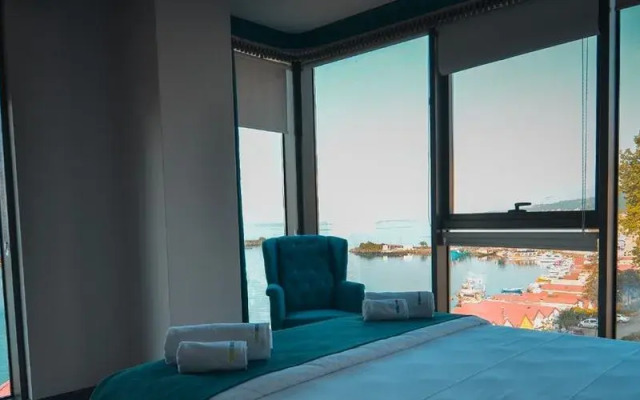 Marina Green Suit - Residence