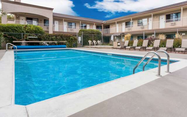 Super 8 by Wyndham Kelowna BC