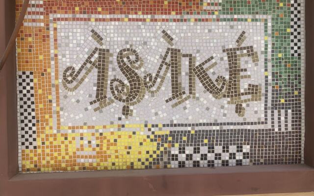 Foster Inn -Asake