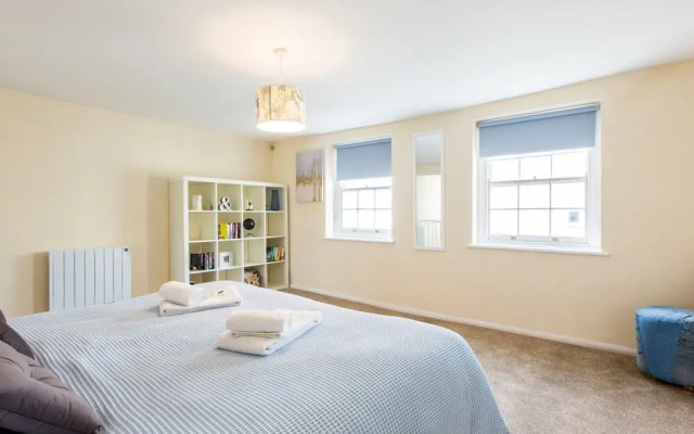 Newly Refurbished 2bdr Flat Close to the Beach