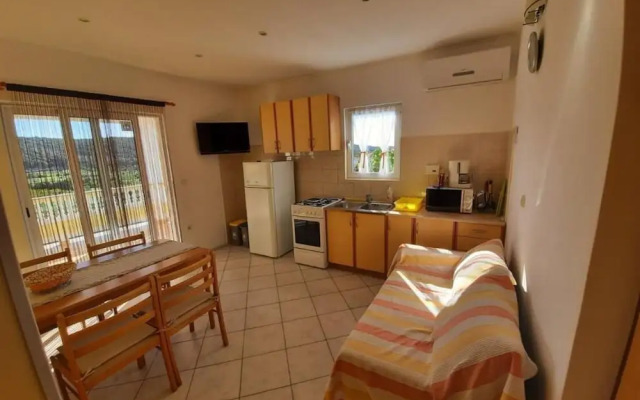 Robi- Swimming Pool and Beautiful Garden - A1-žuti