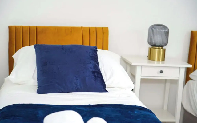 Milton Keynes Home - Sleeps 4 - Parking