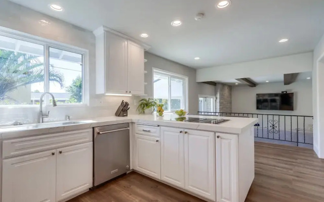Gorgeous Upgraded 5 Bedroom & 3 Bath Home with pool