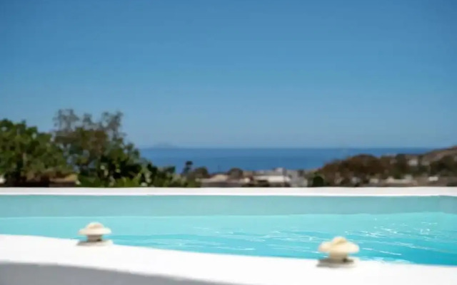 Karpimo & Fertimo Suites Santorini