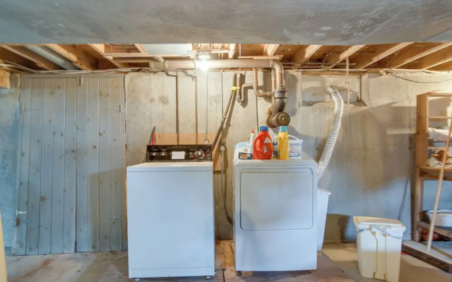 Walk to Beach: Chatham Getaway w/ Sunroom!