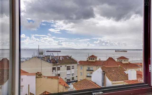 Charming, Light-filled Loft Apartment in Alfama