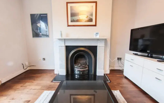 Spacious 2 Bedroom Flat in Queens Park - Sleeps 6