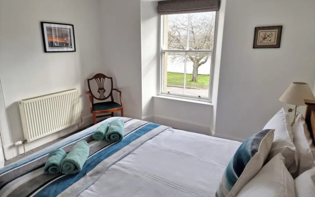 Kildonan House Village Centre Sleep 8 With hot tub