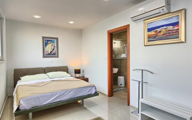 Awesome Home in Lokva Rogoznica With Sauna, Wifi and 4 Bedrooms