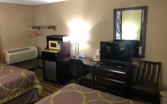 Super 8 Topeka/Wanamaker RD/I-70