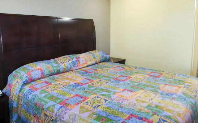 Econo Lodge Inn & Suites