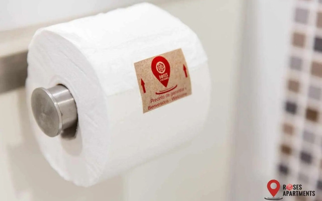 Roses Apartments Red Loft vista mar lateral