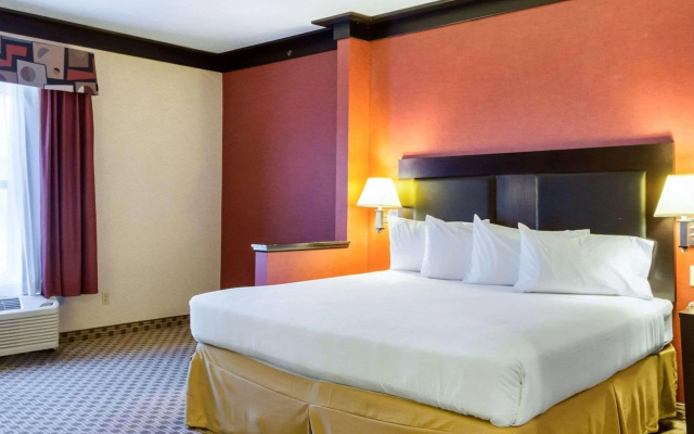 Quality Inn & Suites Oakwood Village - Cleveland South