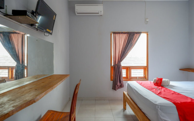 RedDoorz Syariah Near Gerbang Toll Manyaran