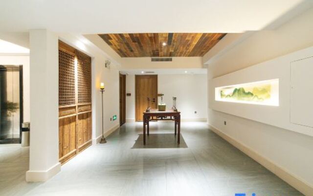Yueliang Town Hotel