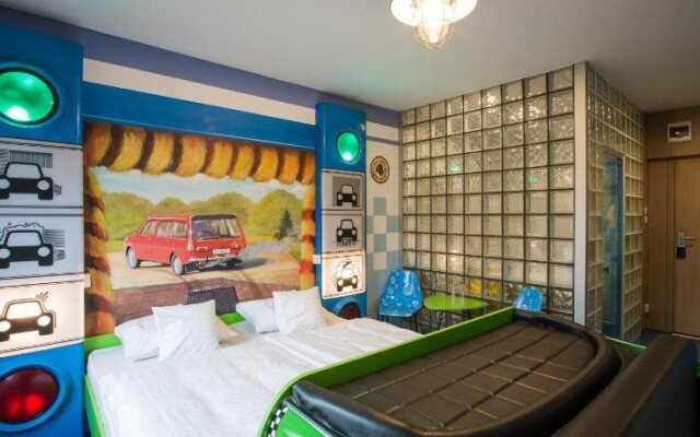 Retro Hotel Garage