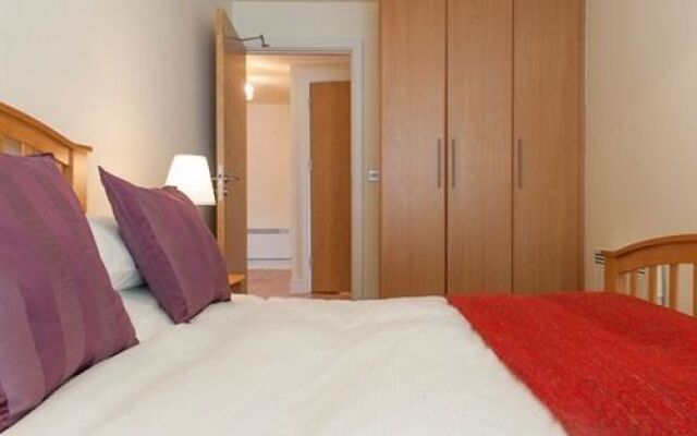 Sunny Apartment off Grand Canal Square Dublin 2