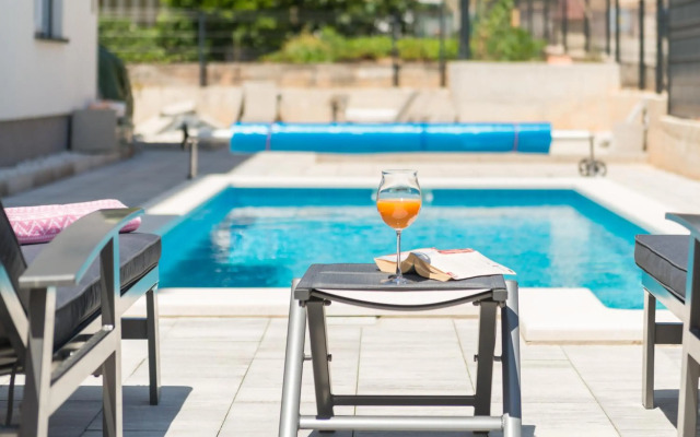 NEW apartment with POOL near center WITH 2 PARKING