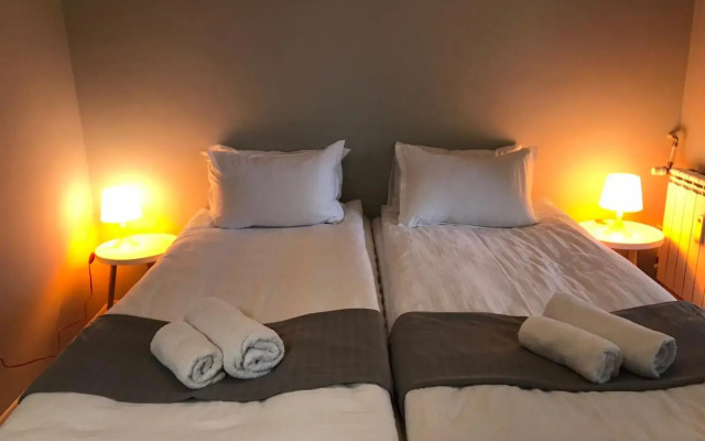 EU metro station, City Center, lovely 3-bedroom apartment, free parking