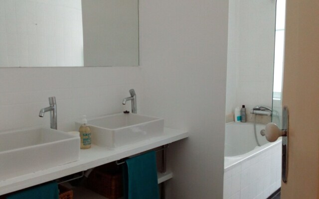 Stunning Apartment Near Chiado
