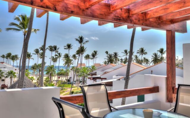 Oceanview Apartment With Large Balcony and Next to the Beach