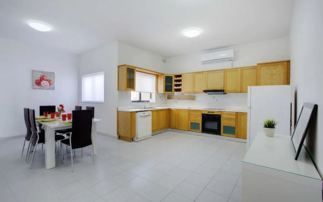 Seafront Apartment, Marvelous Views GR8 Location
