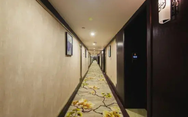 Jichen Hotel (Tongxiang Century Avenue)