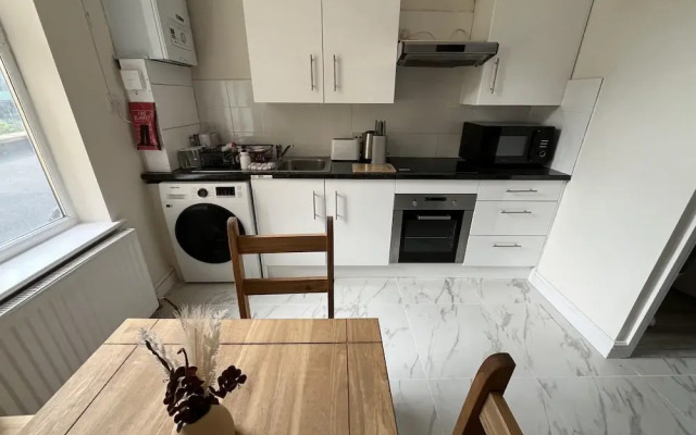 New Spacious 4 Bed Apartment in Kew Bridge