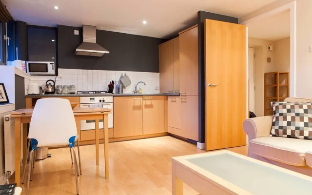 Bright & Stylish West End Apartment, Sleeps 2-4