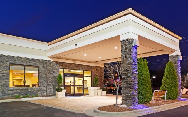 Holiday Inn Express & Suites Greensboro-(I-40 Wendover), an IHG Hotel