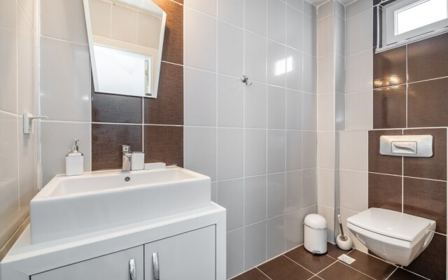 Villa Aris by Villatatilin