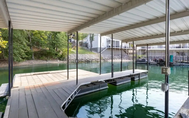 Luxury Waterfront Lakehouse With Private Dock Views