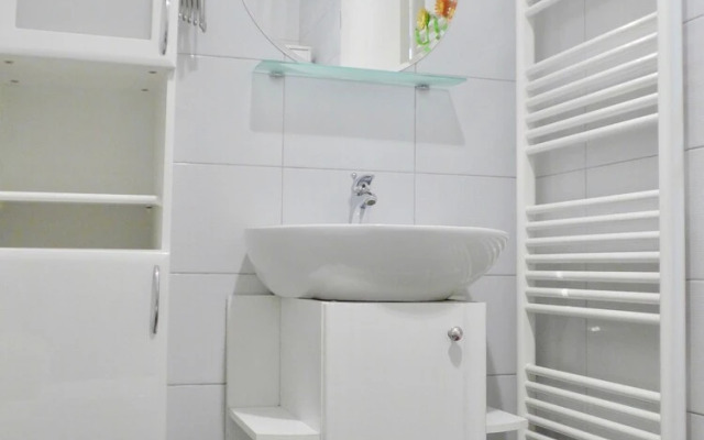 Sunny and Lively Apartment in City, Free Parking