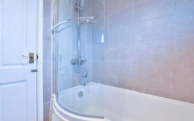 3 Bed House with Private Parking