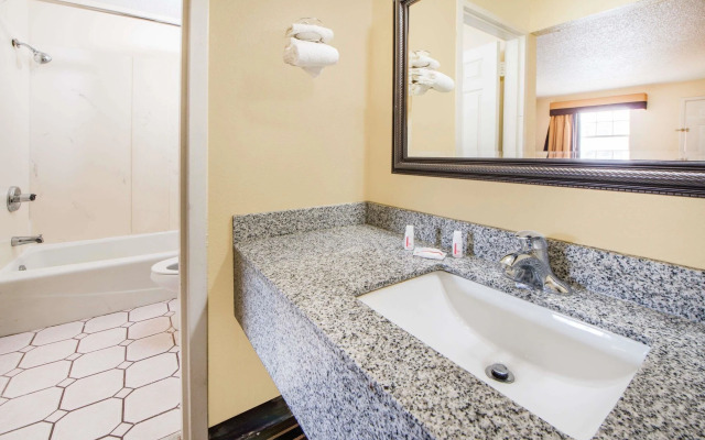 Super 8 by Wyndham Tulsa/Arpt/St Fairgrounds