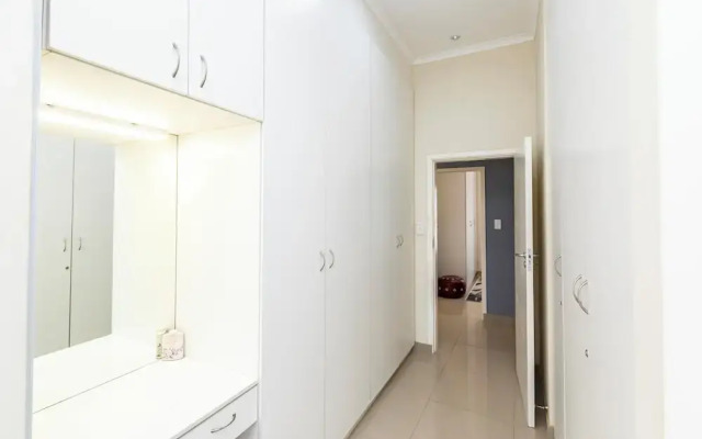 Modern Executive Unit