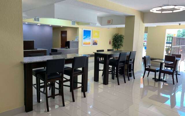 Days Inn & Suites by Wyndham Tampa/Raymond James Stadium