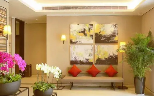 Homeinn Plus Hotel (Dunhua Railway Station)