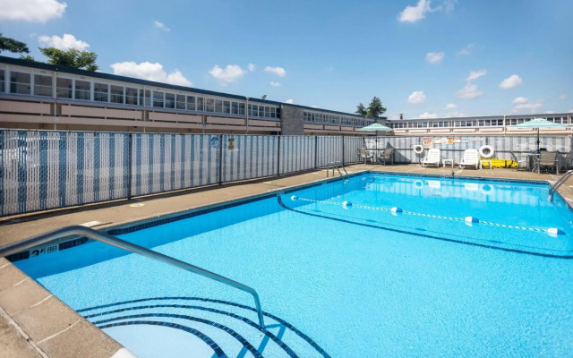 Days Inn by Wyndham Hicksville Long Island