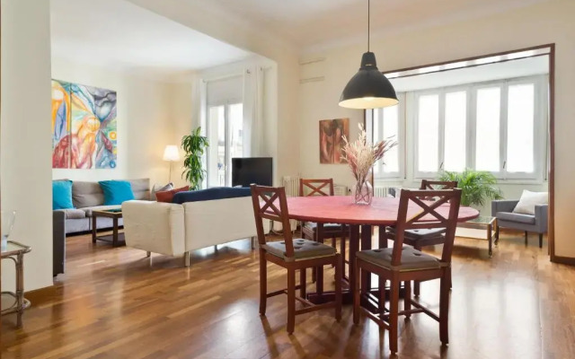 Large & beautiful apartment 4min from Passeig de Gràcia