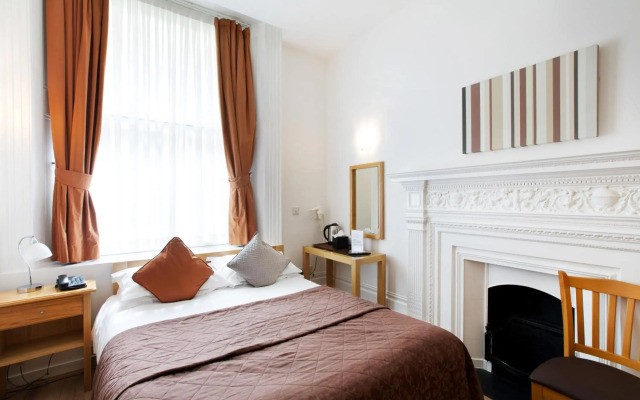 OYO The Cleveland Hotel