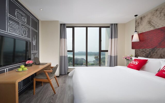 Ibis E'meishan Railway Station Hotel