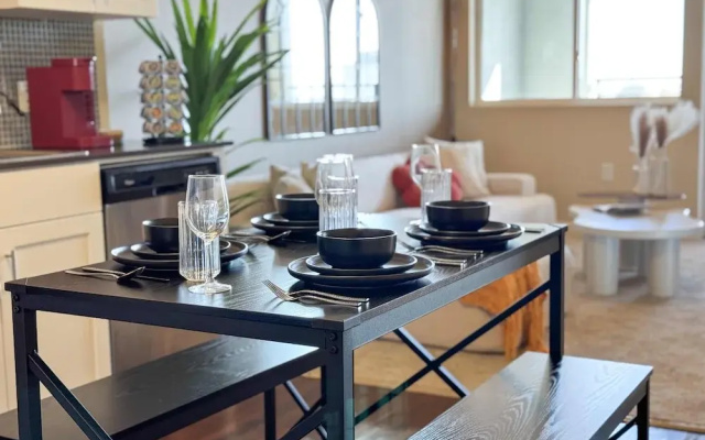 Stylish Getaway W Pool GYM Parking 10 Min to Cedar