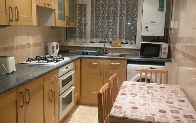 Charming 4-bedroom Apartment in East London - Perfect City Getaway