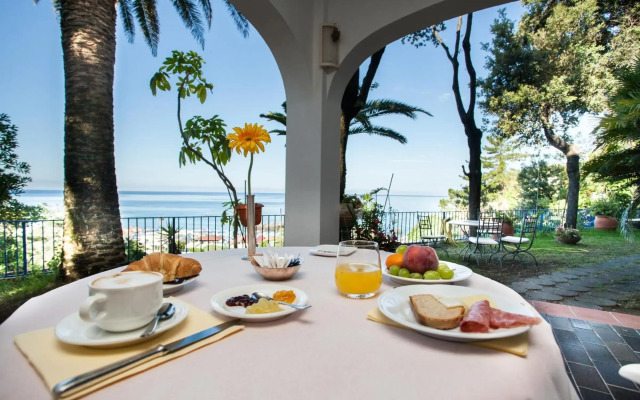 Grand Hotel De Rose
