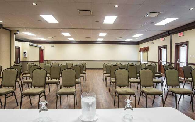 Econo Lodge Inn & Suites