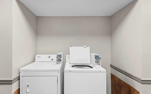 Days Inn & Suites by Wyndham Cedar Rapids