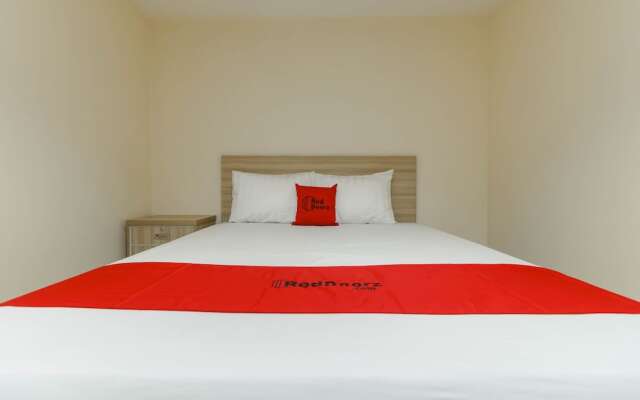 RedDoorz Plus near Harmoni Gajah Mada