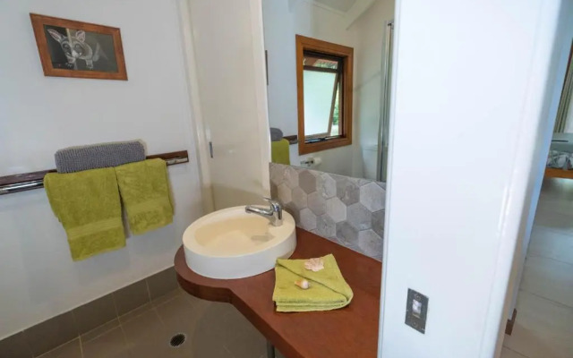 Airlie Beach Eco Cabins - Adults only