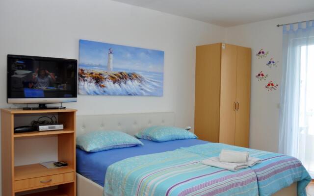 Ivi - big parking and courtyard - SA5(2+2)